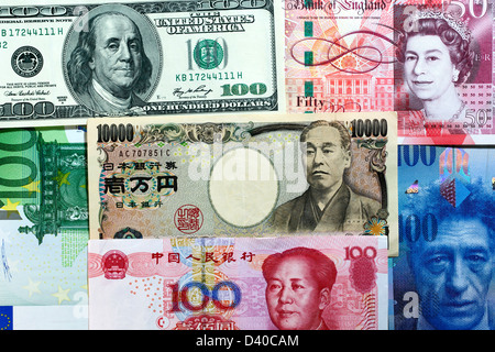 Mosaik aus der US-Dollar, Pfund, Yen, Yuan, Euro und Schweizer Franken Banknoten Stockfoto