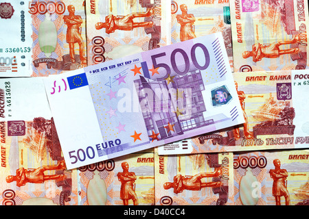 500 Euro-Banknote mit 5000 Rubel Banknoten im Hintergrund Stockfoto