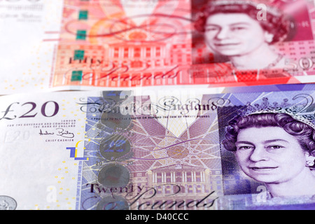 Porträt von Königin Elizabeth II von 50 und 20-Pfund-Banknoten, UK Stockfoto