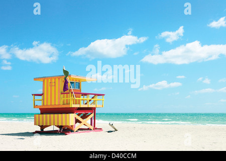 Eine sehr bunte Rettungsschwimmer-Hütte in South Beach, Miami Stockfoto