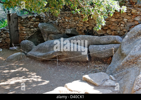 Naxos. Cyclades. Griechenland. Das Kouros von Flerio liegt in einem Garten in der antiken Marmor-Steinbrüche von Melanes Tal verlassen Stockfoto