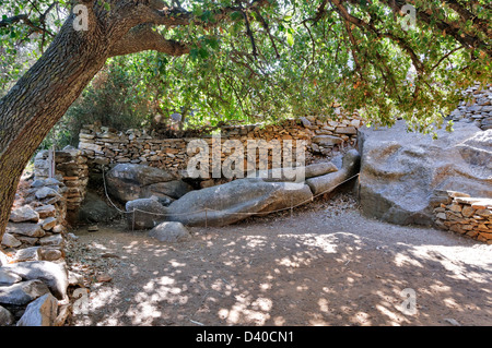 Naxos. Cyclades. Griechenland. Das Kouros von Flerio liegt in einem Garten in der antiken Marmor-Steinbrüche von Melanes Tal verlassen Stockfoto