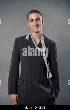 Kaukasischen Jüngling in Herren Mode-Foto im studio Stockfoto