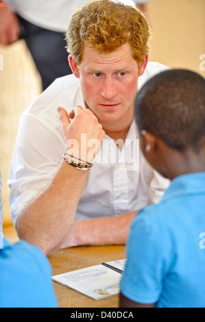 MASERU, LESOTHO: Prinz Harry während eines Besuchs in St. Bernadette Schule für Blinde, eines der Zentren, unterstützt durch seine Hilfsorganisation Sentebalo am 27. Februar 2013 in Maseru, Lesotho. Der Prinz ist derzeit in Südafrika im Rahmen seiner Tour aus erster Hand sehen den Fortschritt seiner Wohltätigkeitsorganisation, die Sentebalo gemacht hat. (Foto von Gallo Images / Foto24 / Conrad Bornman) Stockfoto