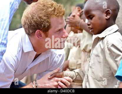 MASERU, LESOTHO: Prinz Harry während eines Besuchs in St. Bernadette Schule für Blinde, eines der Zentren, unterstützt durch seine Hilfsorganisation Sentebalo am 27. Februar 2013 in Maseru, Lesotho. Der Prinz ist derzeit in Südafrika im Rahmen seiner Tour aus erster Hand sehen den Fortschritt seiner Wohltätigkeitsorganisation, die Sentebalo gemacht hat. (Foto von Gallo Images / Foto24 / Conrad Bornman) Stockfoto