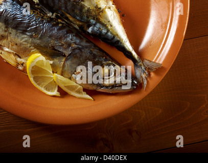 Makrelen auf dem Grill. Fisch, zubereitet mit einer Zitrone Stockfoto