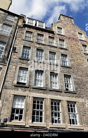 Architektonisches Detail eines Sandstein-Mietshauses in der Altstadt, Advocate's Close, High Street, Royal Mile, Edinburgh City Centre, Schottland, UK Stockfoto