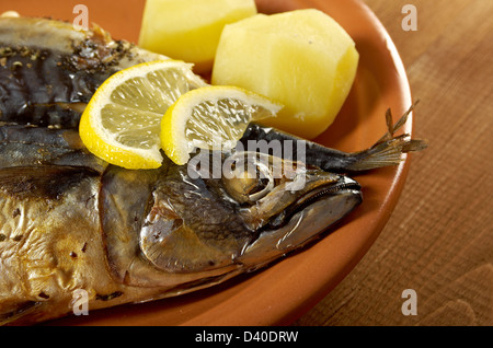 Makrelen auf dem Grill. Fisch mit Gemüse zubereitet Stockfoto