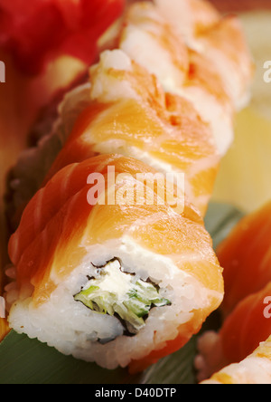 Japanisches Sushi traditionelles japanisches Essen. Rollen Sie aus geräucherter Fisch Stockfoto