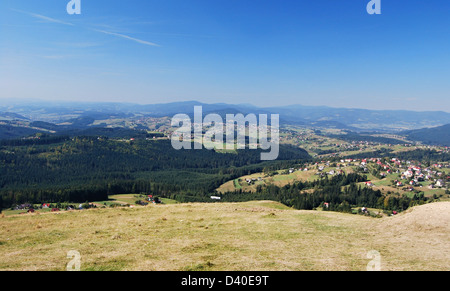 Panorama vom Ochodzita Hill unter Koniakow Willage in Polnisch Beskid Slaski Berge mit Hügeln und schönen Berglandschaft Stockfoto