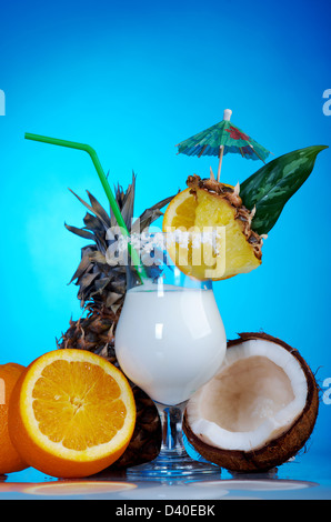 Pina Colada - Cocktail mit Sahne, Ananassaft und Rum auf blauem Hintergrund Stockfoto