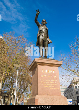 Statue von Edmund Burke (Parlamentsmitglied für Bristol) im Stadtzentrum von Bristol, England Stockfoto