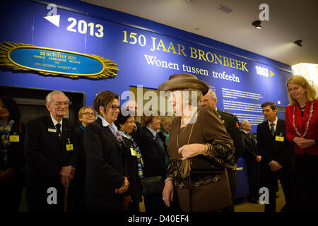 Arnhem, Niederlande. 27. Februar 2013. Königin Beatrix der Niederlande besucht das Museum Bronbeek in Arnheim. Bronbeek ist ein Teil des Ministeriums für Verteidigung. Die Königin besuchte die 150. Jubiläums-Ausstellung des Bronbeek. Foto: Patrick van Katwijk/Alamy Live NewsNETHERLANDS und Frankreich Stockfoto