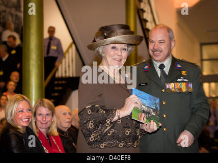 Arnhem, Niederlande. 27. Februar 2013. Königin Beatrix der Niederlande besucht das Museum Bronbeek in Arnheim. Bronbeek ist ein Teil des Ministeriums für Verteidigung. Die Königin besuchte die 150. Jubiläums-Ausstellung des Bronbeek. Foto: Patrick van Katwijk/Alamy Live NewsNETHERLANDS und Frankreich Stockfoto