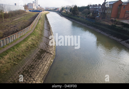 Konkrete Stützmauer, die Stärkung der Flussufer zu erhöhen Kanal Effizienz, Fluss Gipping, Ipswich, Suffolk, England Stockfoto