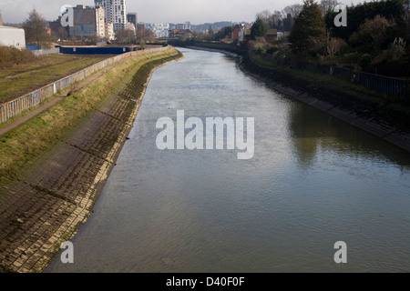 Konkrete Stützmauer, die Stärkung der Flussufer zu erhöhen Kanal Effizienz, Fluss Gipping, Ipswich, Suffolk, England Stockfoto