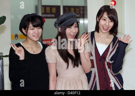 Taipei, Taiwan, China. 27. Februar 2013. Mitglieder der japanischen Girl-Group AKB48 Team B wurde von den Fans am Flughafen in Taipei begrüßt. Bildnachweis: Top Foto Corporation / Alamy Live News Stockfoto