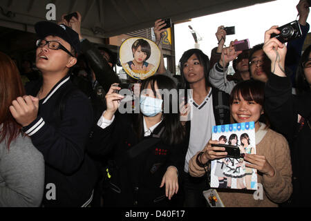 Taipei, Taiwan, China. 27. Februar 2013. Mitglieder der japanischen Girl-Group AKB48 Team B wurde von den Fans am Flughafen in Taipei begrüßt. Bildnachweis: Top Foto Corporation / Alamy Live News Stockfoto