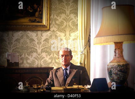 HRH The Duke of Edinburgh in seinem Büro im Buckingham Palace 1983 Stockfoto