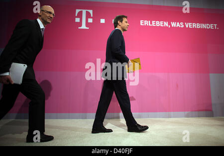 Deutsche Telekom Chairman und CEO, Rene Obermann (R) und Finanzvorstand Timotheus Hoettges besuchen die Bilanz-Pressekonferenz in Bonn, Deutschland, 28. Februar 2013. Foto: OLIVER BERG Stockfoto