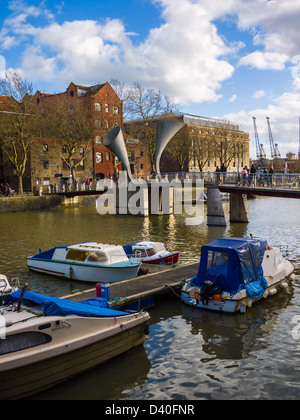 Peros-Brücke über den schwimmenden Hafen von St. Augustines Reach, Bristol, England Stockfoto