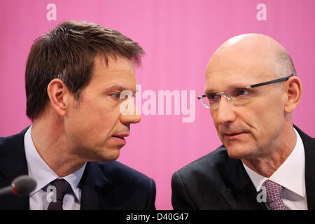 Deutsche Telekom Chairman und CEO René Obermann (l) und Finanzvorstand Timotheus Hoettges besuchen die Bilanz-Pressekonferenz in Bonn, Deutschland, 28. Februar 2013. Foto: ROLF VENNENBERND Stockfoto