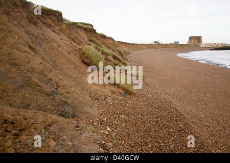 Schnell erodieren Klippe weichen roten Crag Rock im Osten Lane, Bawdsey, Suffolk, England Stockfoto