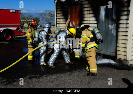 Feuerwehrleute aus der 612th Air Base Squadron, Honduras und Belize trainieren auf strukturelle Löschwasser während der viertägigen Mittelamerika Sharing gegenseitige operative Kenntnisse und Erfahrungen, CENTAM Rauchen hier, 13. Februar 2013. CENTAM SMOKE ist ein quart Stockfoto