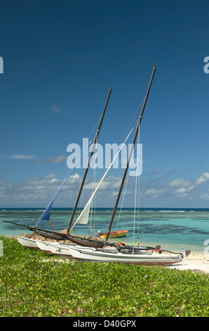 Ein Boot auf den Strand von La Dique auf den Seychellen Stockfoto