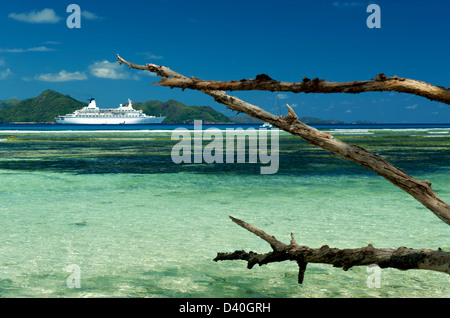 Ein Boot auf den Strand von La Dique auf den Seychellen Stockfoto