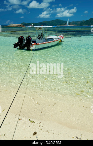 Ein Boot auf den Strand von La Dique auf den Seychellen Stockfoto