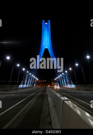 Frontale Ansicht in der Nacht des Flusses Boyne Hängebrücke Drogheda, Irland Stockfoto