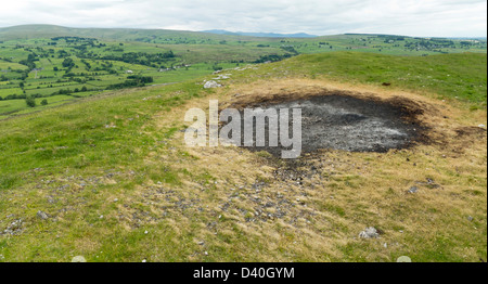 Versengen Sie Mark links Jubilee Lagerfeuer auf Knipe Narbe, Bampton Cumbria Lake District England Stockfoto