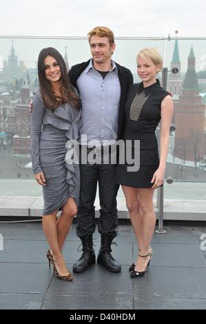 Moskau, Russland. 27. Februar 2013.  Im Bild: l-R amerikanische Schauspielerin Mila Kunis, Schauspieler James Franco und Schauspielerin Michelle Williams bei dem Fototermin russische Premier der Oz den großen und mächtigen zu fördern. (Bild Kredit: Kredit: PhotoXpress/ZUMAPRESS.com/Alamy Live-Nachrichten) Stockfoto