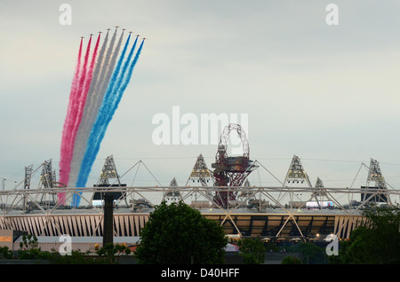 Rote Pfeile der Royal Air Force ziehen rot, weiß und blau nach oben, während sie die Eröffnungszeremonie für die Olympischen Spiele 2012 in London überqueren Stockfoto