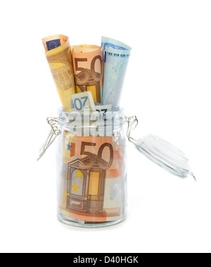 Euro-Banknoten in geöffneten Glas vor weißem Hintergrund Stockfoto