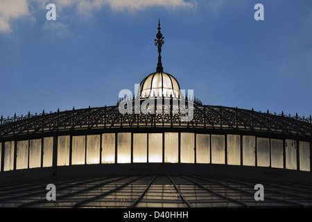 Sonne leuchtet die gläserne Kuppel des Kibble Palace in Glasgows Botanische Gärten. Stockfoto