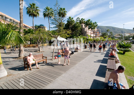 Promenade Promenade Board walk Touristen Tourist Tourismus Los Cristianos Teneriffa Strand Kanarische Inseln Kanaren Insel Ferie Stockfoto