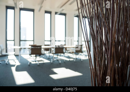Büro Interieur mit Eames Office Stühle Stockfoto