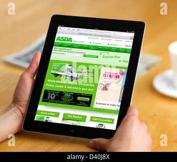 Lebensmittel online-shopping auf der ASDA-Website mit einer 4. Generation des Apple iPad Stockfoto