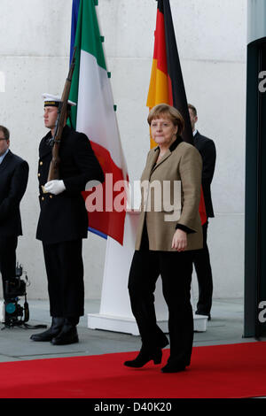 Berlin, 28. Februar 2013. Bundeskanzlerin Merkel empfängt vergoß Staatspräsident Giorgio Napolitano am Kanzleramt in Berlin. Themen des Treffens sind die Ergebnisse der Wahl und die Zukunft des Landes an die Europäische Schuldenkrise. / Berlin, 28. Februar 2013. Merkel Begrüßt vergoß Staatspräsident Giorgio Napolitano. Themen des Treffens Sind Die Ergebnisse der Wahl Und der Zukunft des Landes in der Europäischen Schuldenkrise. Auf Bild: Bundeskanzlerin Angela Merkel (CDU) trifft Präsident Giorgio Napolitano Italiens zu bilateralen Gesprächen im Kanzleramt in Berlin. Stockfoto