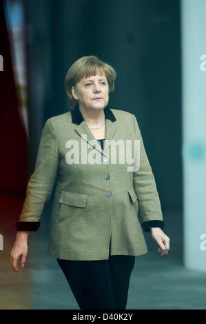 Bundeskanzlerin Angela Merkel erwartet die Ankunft des italienischen Staatspräsidenten Giorgio Napolitano in Berlin, Deutschland, 28. Februar 2013. Foto: MAURIZIO GAMBARINI Stockfoto