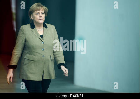 Bundeskanzlerin Angela Merkel erwartet die Ankunft des italienischen Staatspräsidenten Giorgio Napolitano in Berlin, Deutschland, 28. Februar 2013. Foto: MAURIZIO GAMBARINI Stockfoto