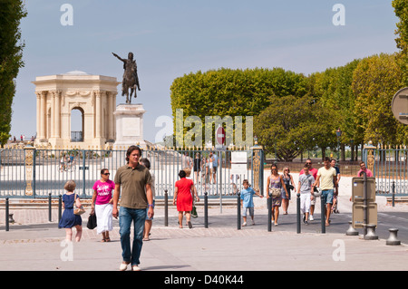 Die montierten Statue von Louis XIV und Chateau d ' eau, Place Royale du Peyrou, Montpellier, Hérault, Languedoc-Roussillon, Frankreich Stockfoto