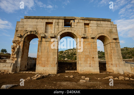 Dreifach gewölbt ersten Jahrhundert n. Chr. römische Tor am Patara in der Südtürkei Stockfoto