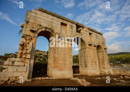 Dreifach gewölbt ersten Jahrhundert n. Chr. römische Tor am Patara in der Südtürkei Stockfoto