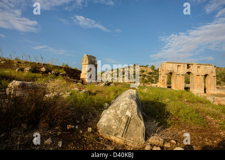 Dreifach gewölbt ersten Jahrhundert n. Chr. römische Tor am Patara in der Südtürkei Stockfoto