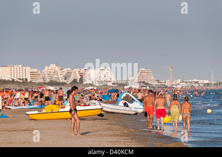 Menschen auf dem Mittelmeer Strand La Grande Motte, Hérault, Languedoc Roussillon, Frankreich Stockfoto