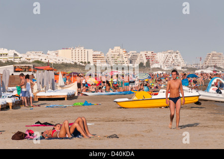 Menschen auf dem Mittelmeer Strand La Grande Motte, Hérault, Languedoc Roussillon, Frankreich Stockfoto