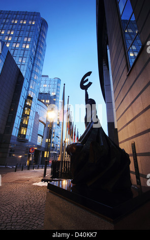 Die Wahrzeichen Statue hält das Euro-Symbol vor dem Europäischen Parlament in Brusels (Bruxelles), Belgien. Stockfoto